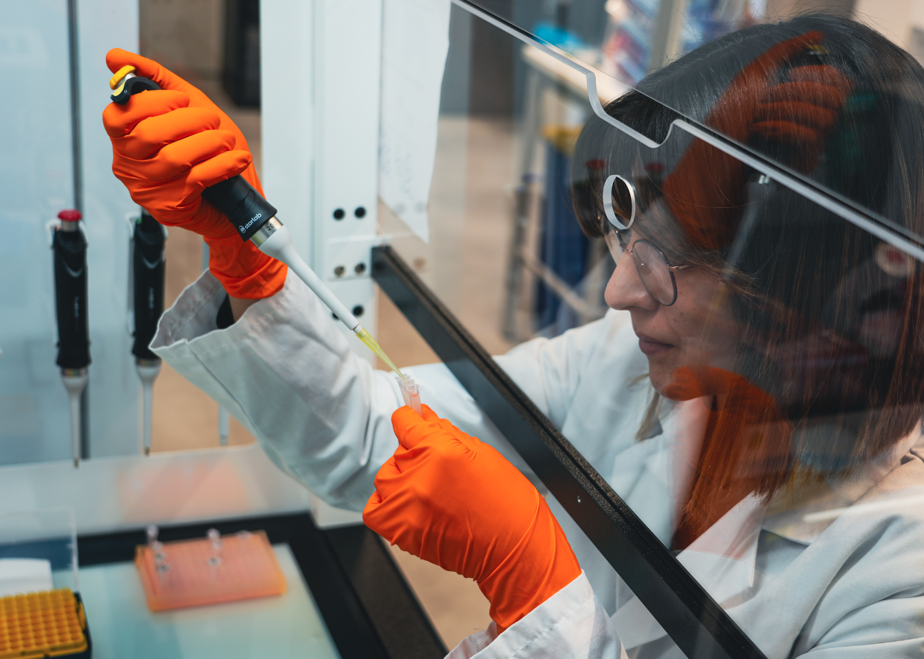 Scientist conducting aging biology experiment using Nagi Bioscience’s automated contract research services.
